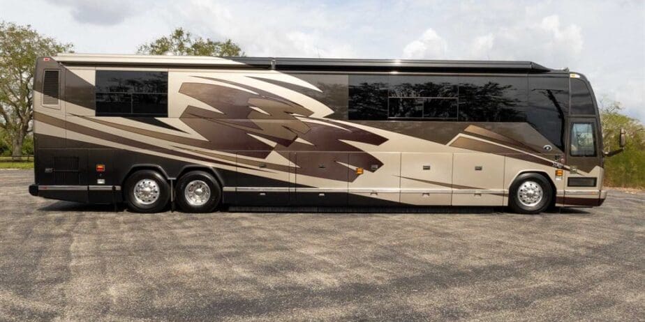 2007-Prevost-Featherlite-Exterior-SM-03