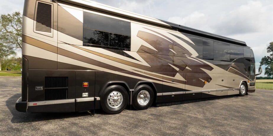 2007-Prevost-Featherlite-Exterior-SM-04_copy1