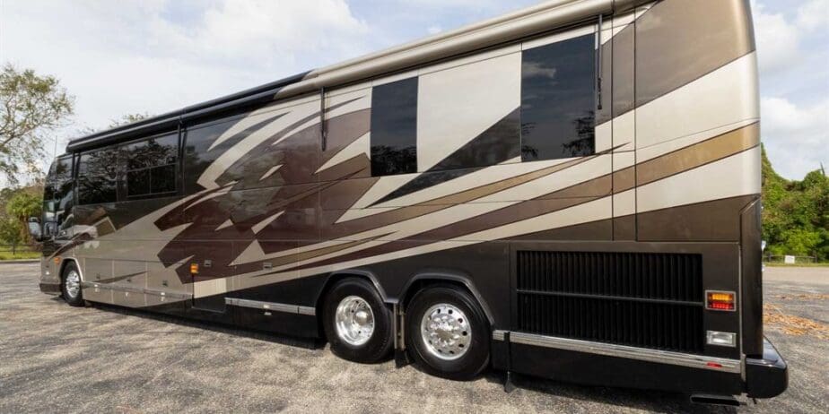 2007-Prevost-Featherlite-Exterior-SM-08