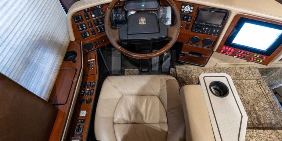2007-Prevost-Featherlite-Interior-SM-01