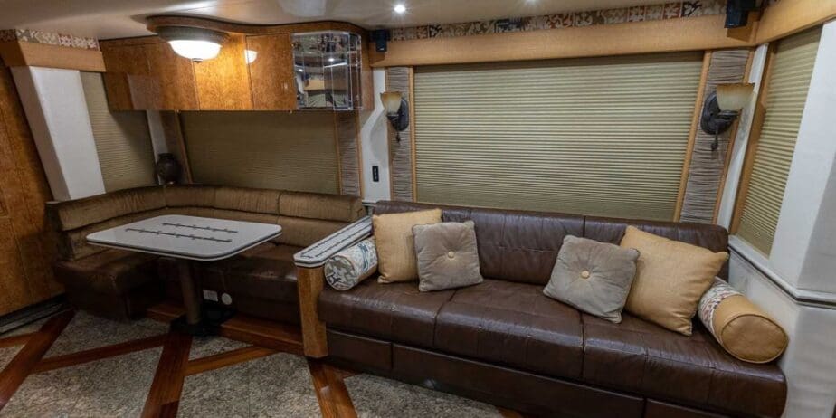 2007-Prevost-Featherlite-Interior-SM-03