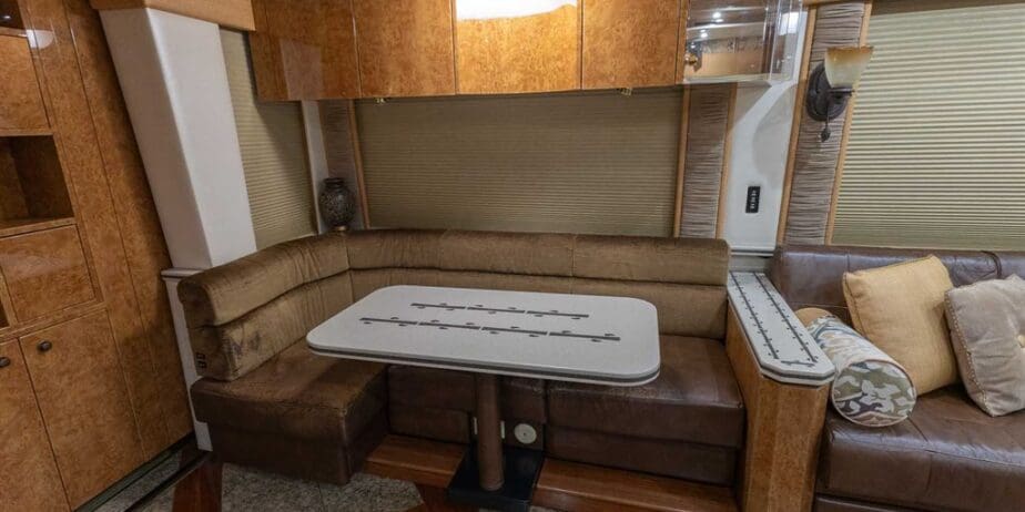 2007-Prevost-Featherlite-Interior-SM-04