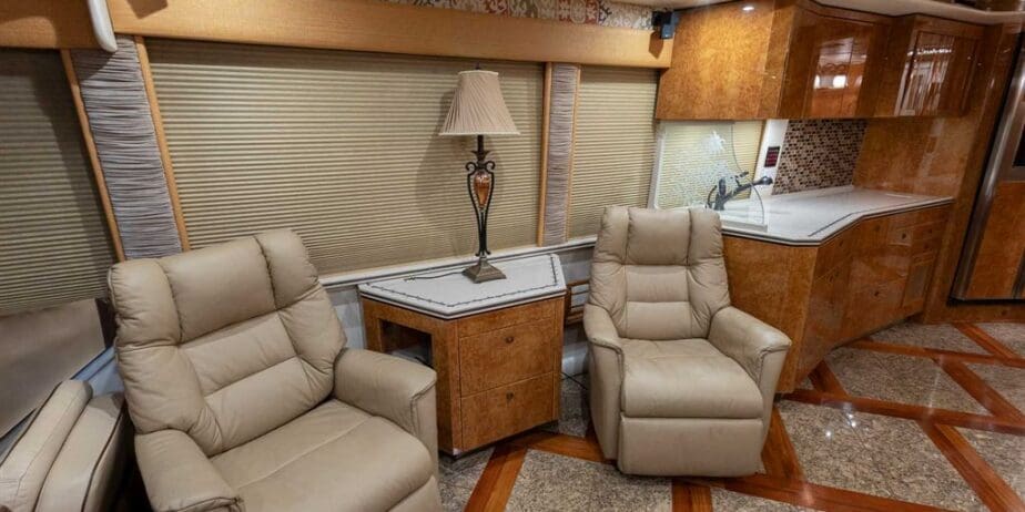 2007-Prevost-Featherlite-Interior-SM-05