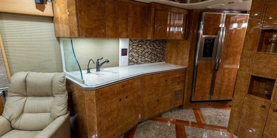 2007-Prevost-Featherlite-Interior-SM-06