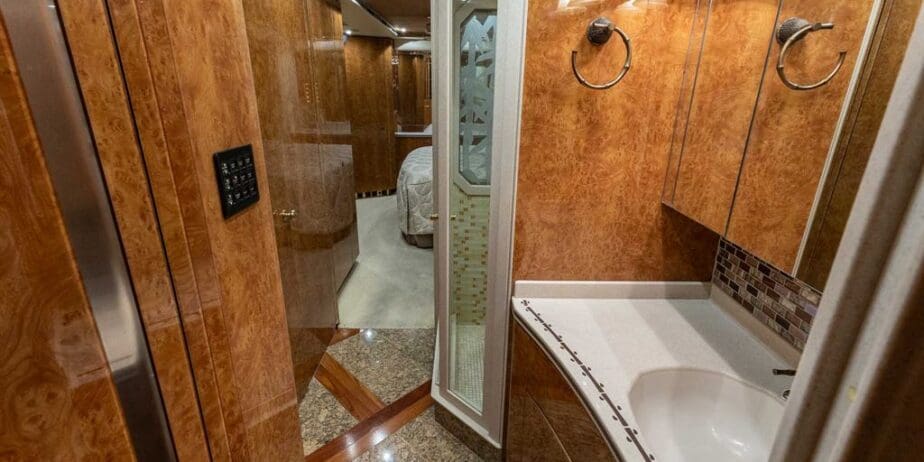 2007-Prevost-Featherlite-Interior-SM-10