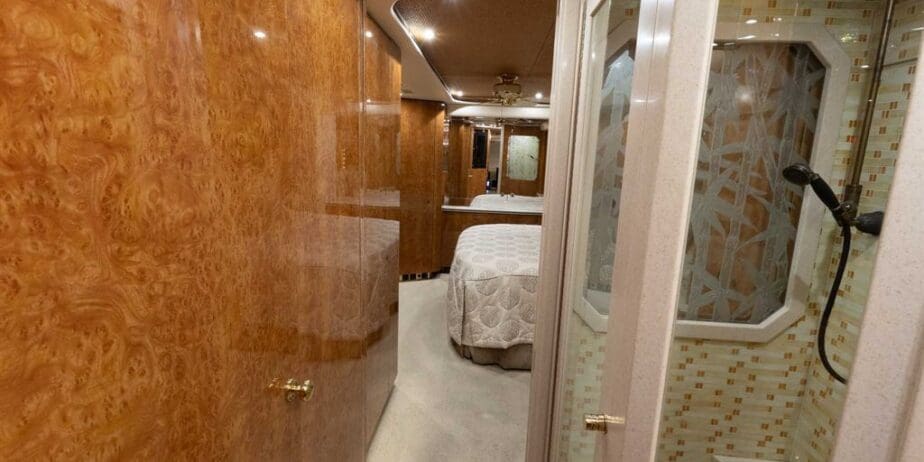 2007-Prevost-Featherlite-Interior-SM-12