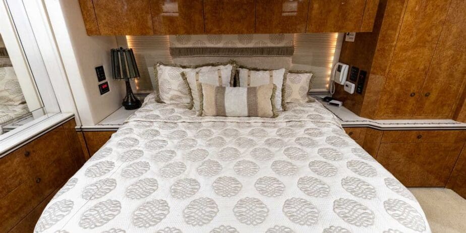 2007-Prevost-Featherlite-Interior-SM-18