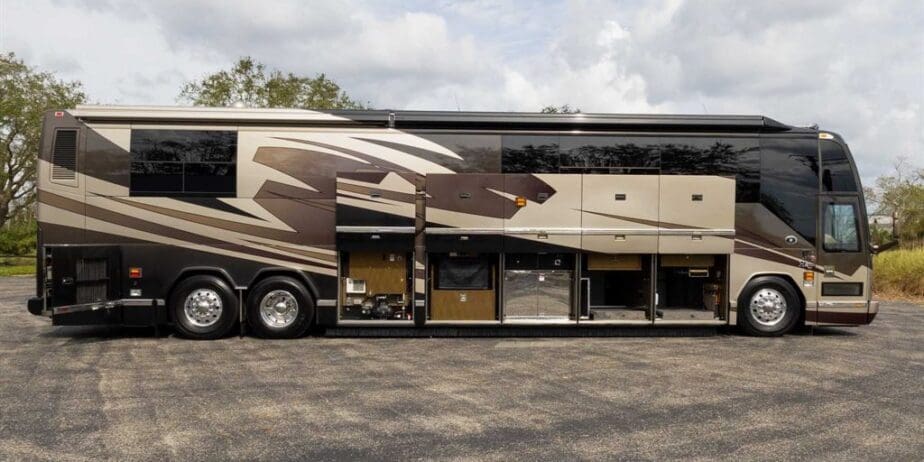 2007-Prevost-Featherlite-Outside-SM-01