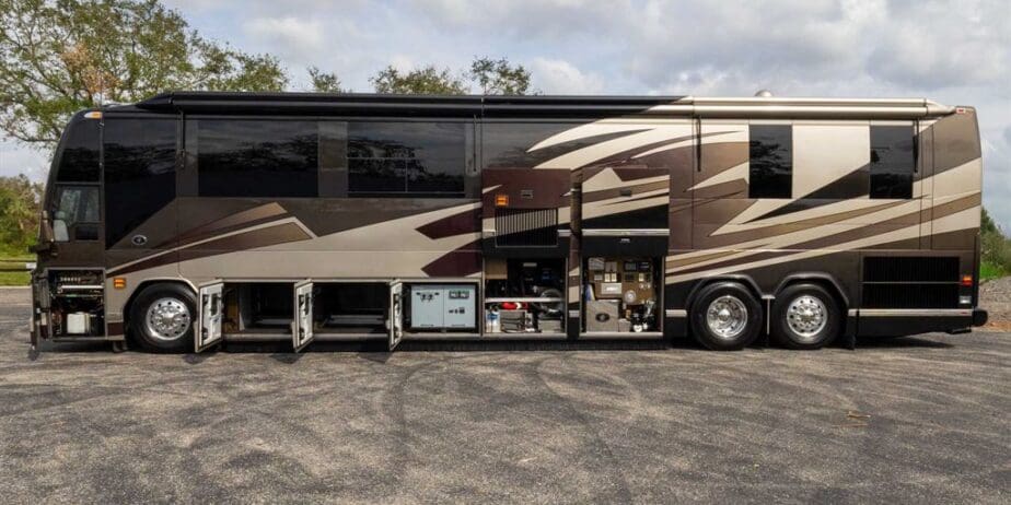 2007-Prevost-Featherlite-Outside-SM-02