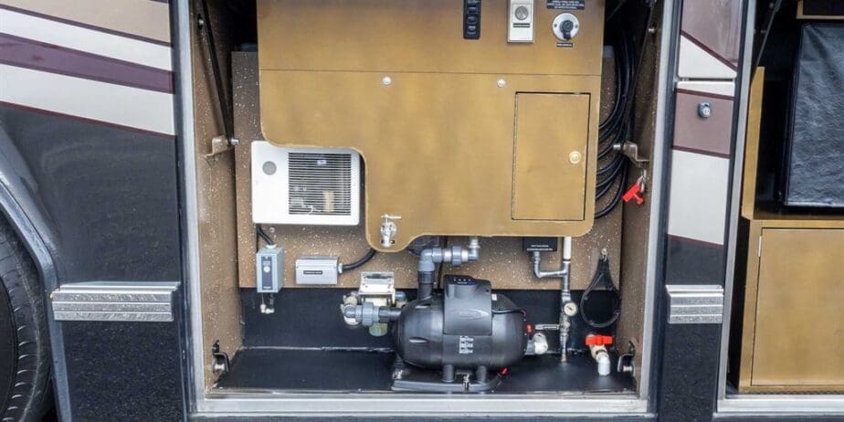 2007-Prevost-Featherlite-Outside-SM-04