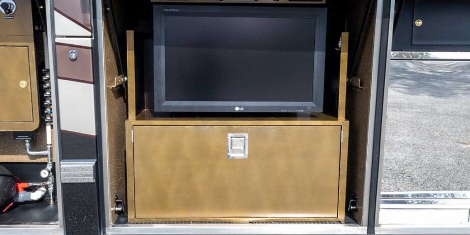 2007-Prevost-Featherlite-Outside-SM-05