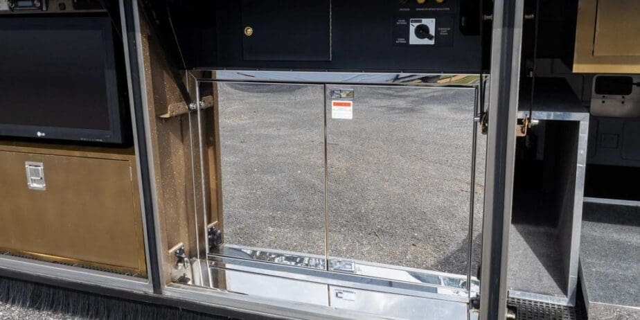 2007-Prevost-Featherlite-Outside-SM-06