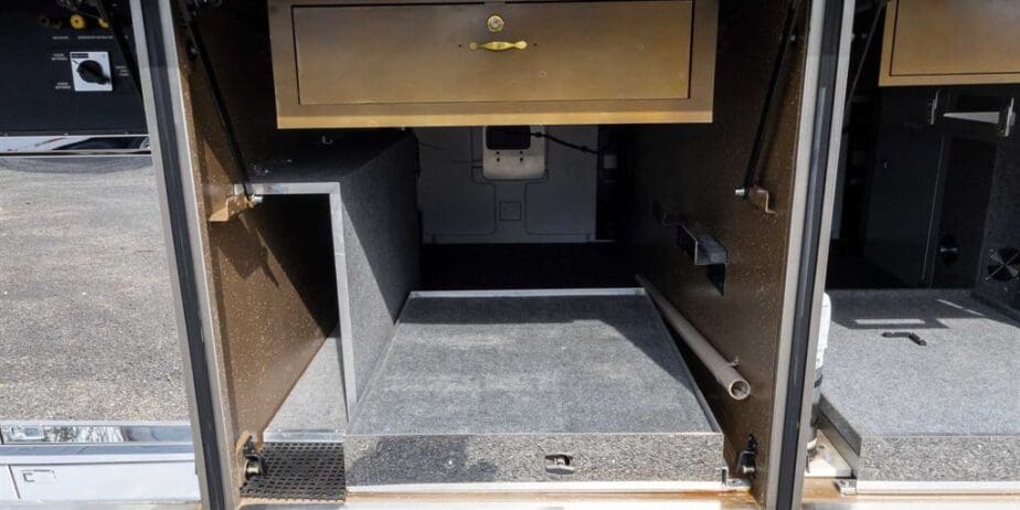 2007-Prevost-Featherlite-Outside-SM-07