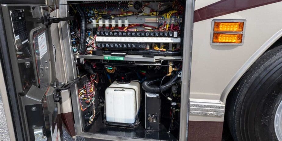 2007-Prevost-Featherlite-Outside-SM-09