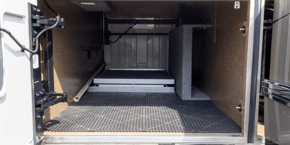 2007-Prevost-Featherlite-Outside-SM-11