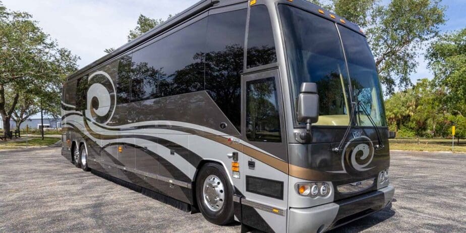 2009-Prevost-Featherlite-H345-Exterior-SM-01