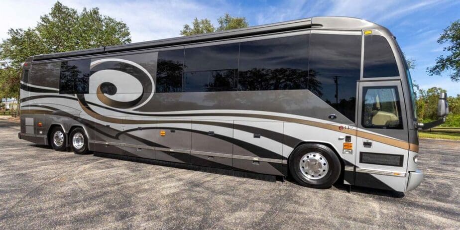 2009-Prevost-Featherlite-H345-Exterior-SM-02