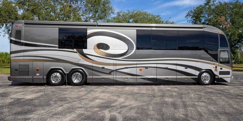 2009-Prevost-Featherlite-H345-Exterior-SM-03