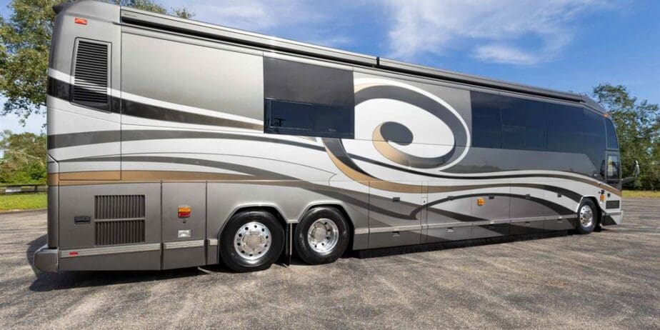 2009-Prevost-Featherlite-H345-Exterior-SM-04_copy1