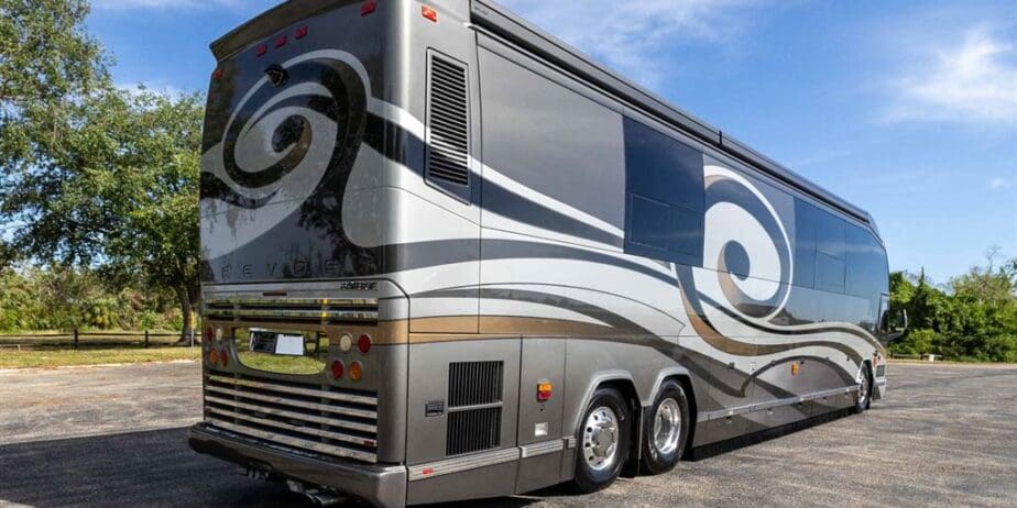 2009-Prevost-Featherlite-H345-Exterior-SM-05