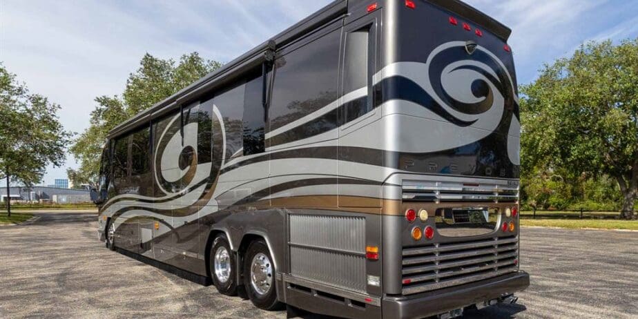 2009-Prevost-Featherlite-H345-Exterior-SM-07