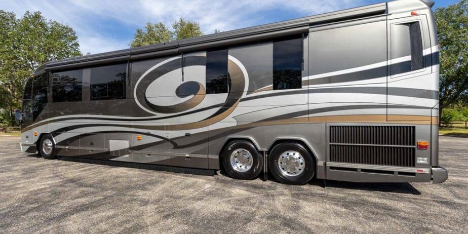 2009-Prevost-Featherlite-H345-Exterior-SM-08