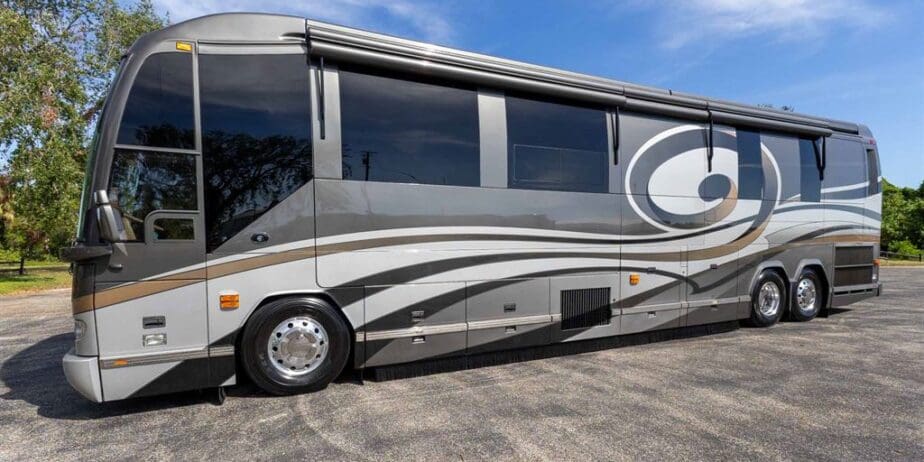 2009-Prevost-Featherlite-H345-Exterior-SM-10