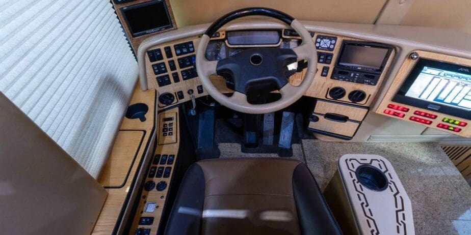 2009-Prevost-Featherlite-H345-Interior-SM-01
