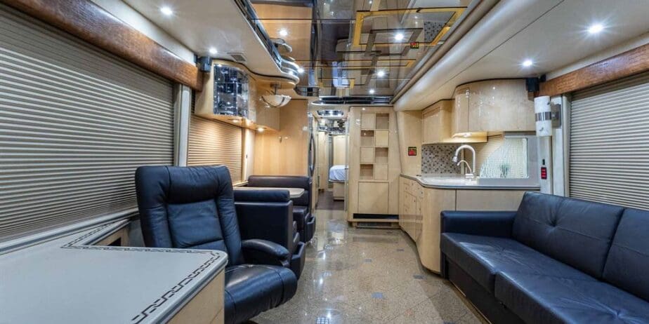 2009-Prevost-Featherlite-H345-Interior-SM-02