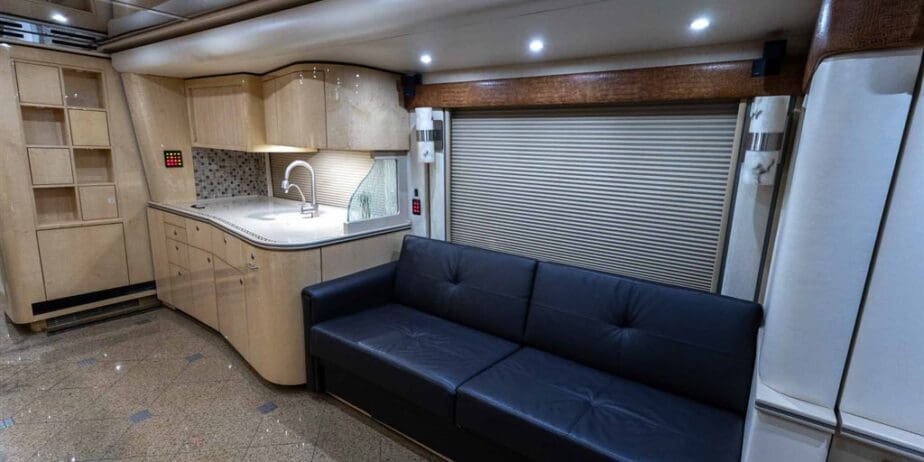 2009-Prevost-Featherlite-H345-Interior-SM-03
