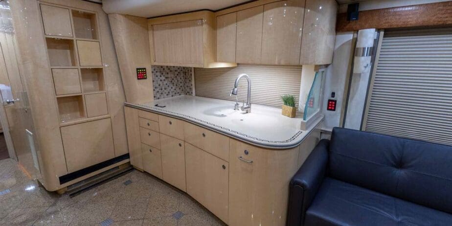 2009-Prevost-Featherlite-H345-Interior-SM-04