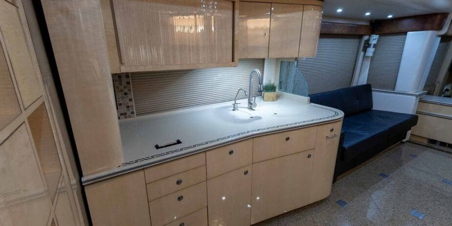 2009-Prevost-Featherlite-H345-Interior-SM-06