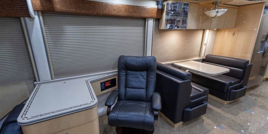 2009-Prevost-Featherlite-H345-Interior-SM-07