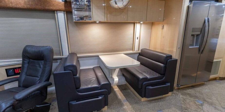 2009-Prevost-Featherlite-H345-Interior-SM-08
