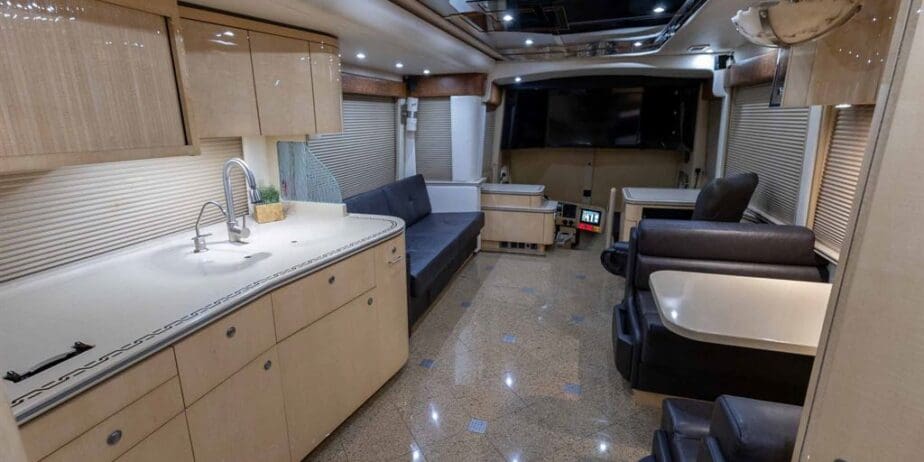2009-Prevost-Featherlite-H345-Interior-SM-09