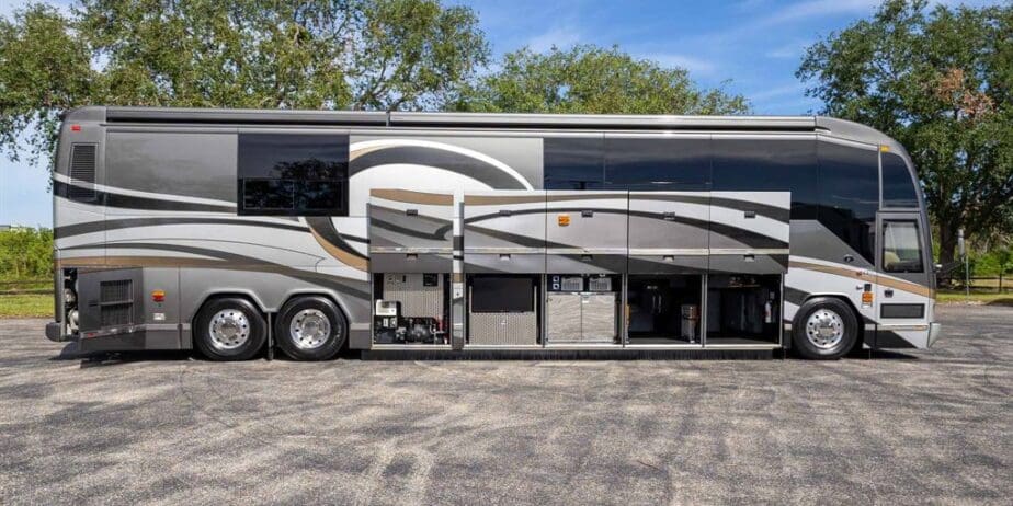 2009-Prevost-Featherlite-H345-Outside-SM-01