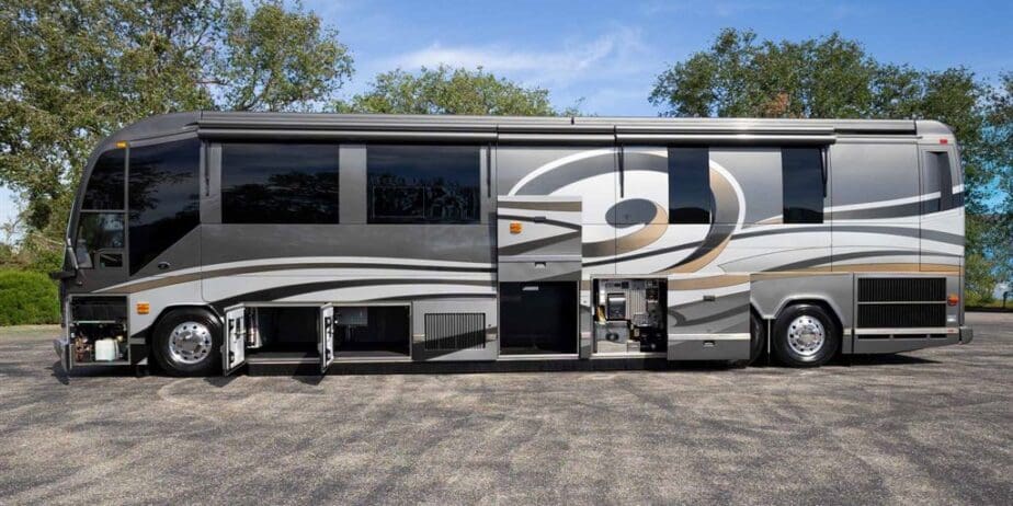 2009-Prevost-Featherlite-H345-Outside-SM-02