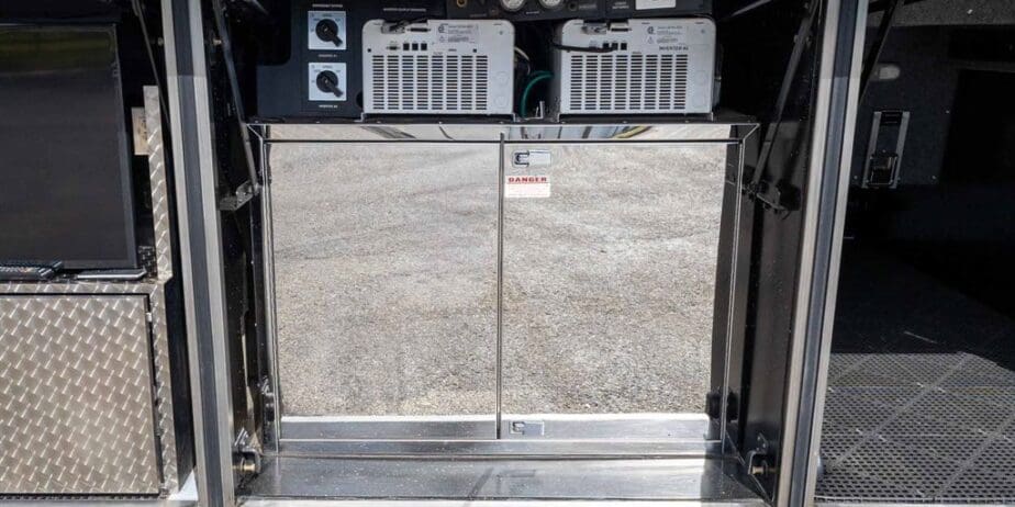 2009-Prevost-Featherlite-H345-Outside-SM-06