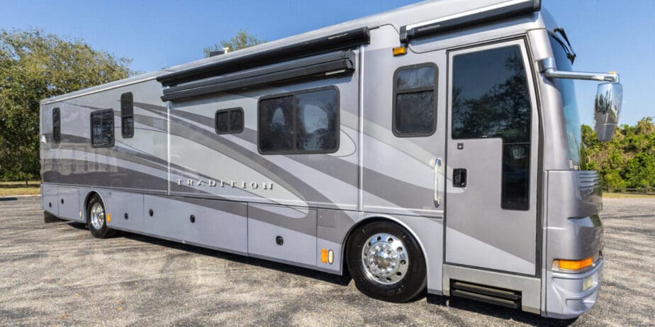 2006-American-Coach-Tradition-40Z-Exterior-02-1536x1024-1