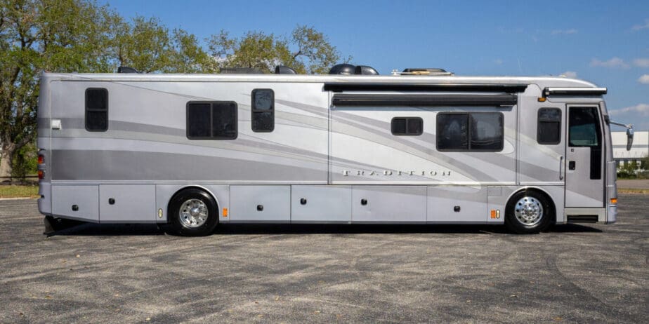 2006-American-Coach-Tradition-40Z-Exterior-03-1536x1024-1