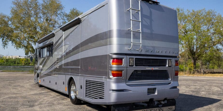 2006-American-Coach-Tradition-40Z-Exterior-07-1536x1024-1
