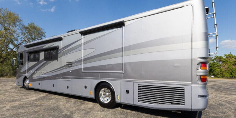 2006-American-Coach-Tradition-40Z-Exterior-08-1536x1024-1