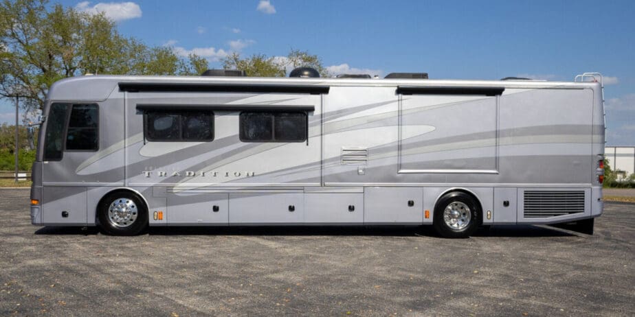 2006-American-Coach-Tradition-40Z-Exterior-09-1536x1024-1