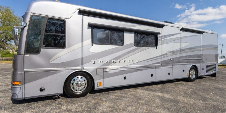 2006-American-Coach-Tradition-40Z-Exterior-10-1536x1024-1