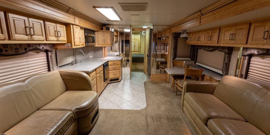 2006-American-Coach-Tradition-40Z-Interior-02-1536x1024-1