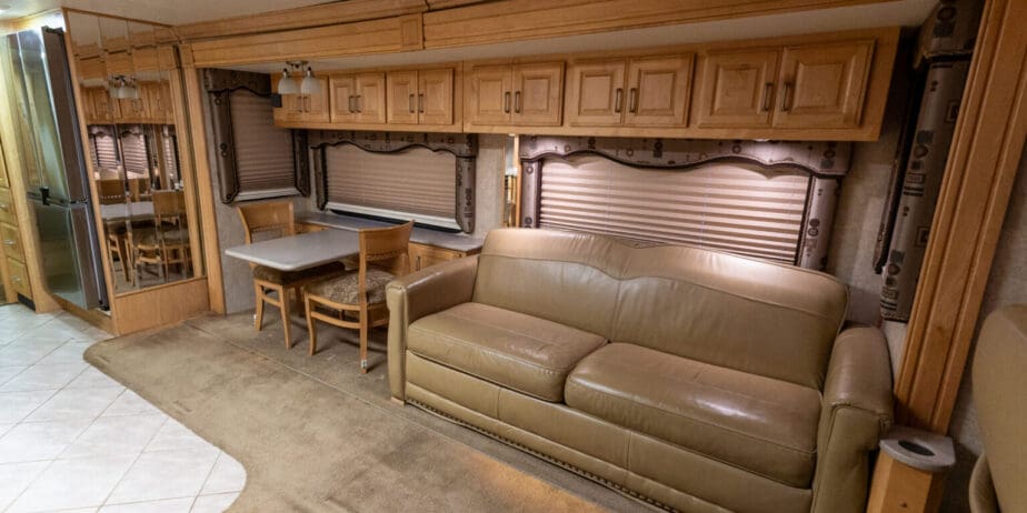 2006-American-Coach-Tradition-40Z-Interior-03-1536x1024-1