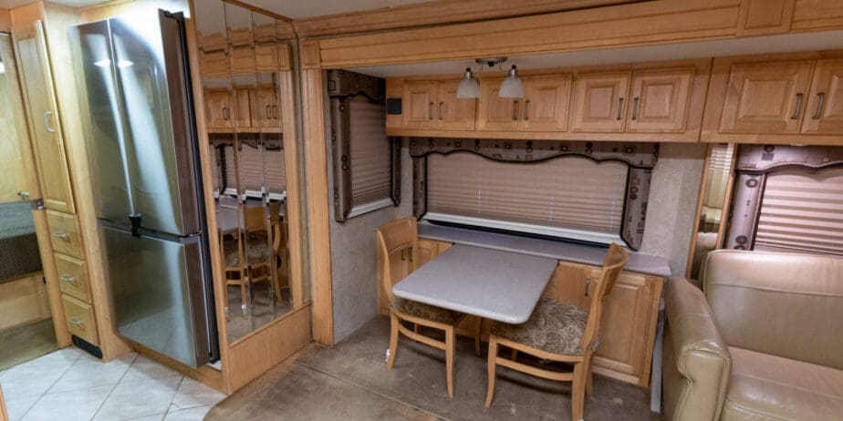 2006-American-Coach-Tradition-40Z-Interior-04-1536x1024-1