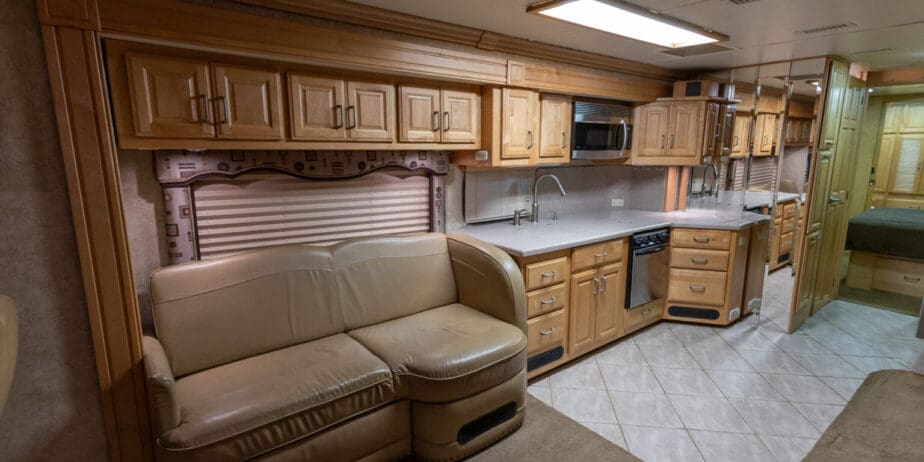 2006-American-Coach-Tradition-40Z-Interior-05-1536x1025-1