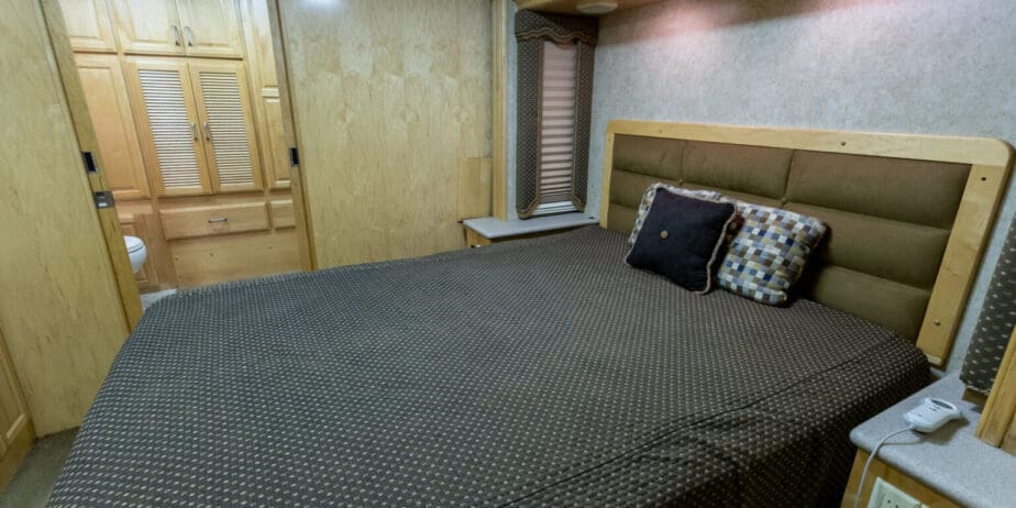 2006-American-Coach-Tradition-40Z-Interior-12-1536x1024-1