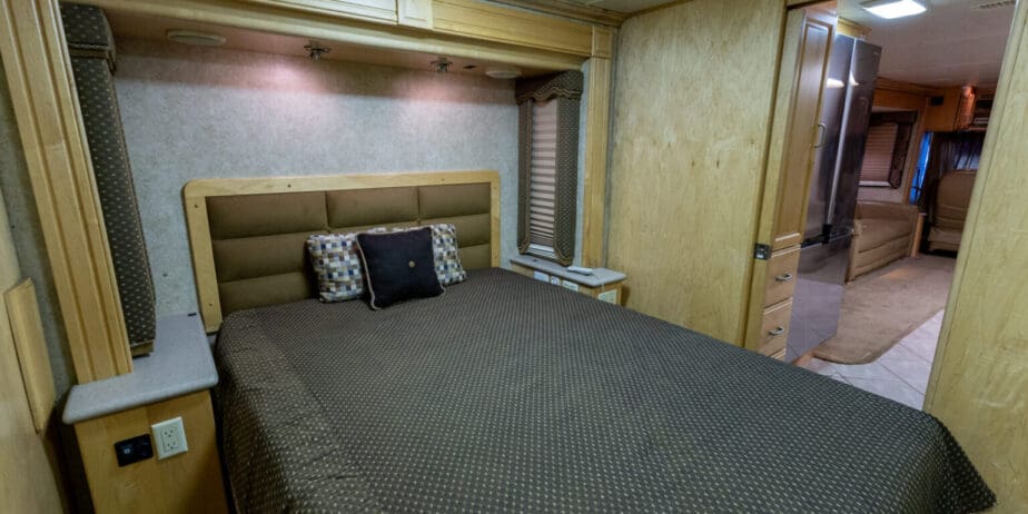 2006-American-Coach-Tradition-40Z-Interior-14-1536x1024-1